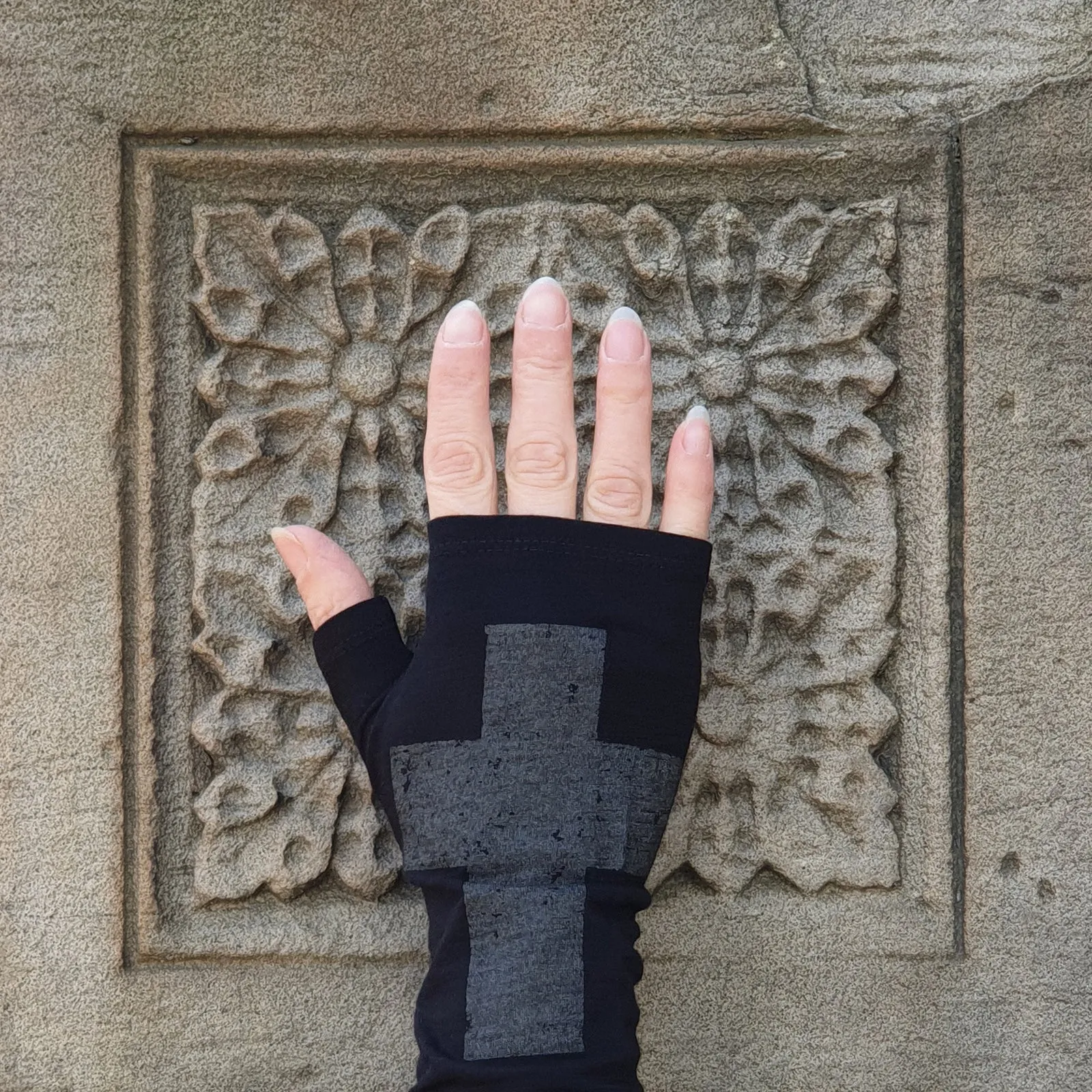 Black cross dark silver printed merino fingerless gloves