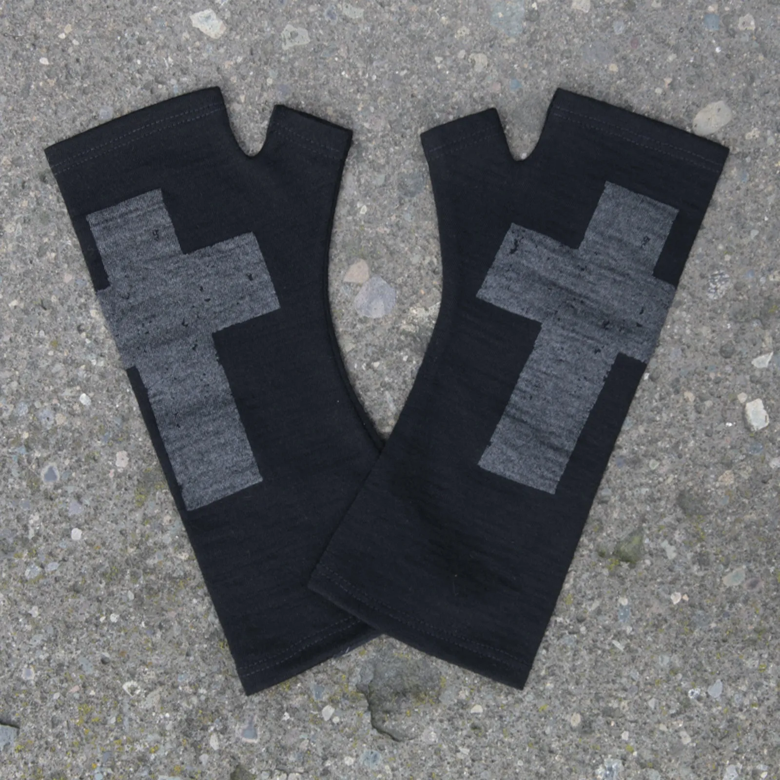 Black cross dark silver printed merino fingerless gloves