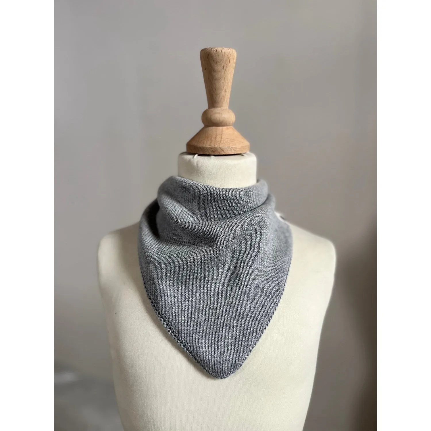 Pine Cone Grey Melange Leo Bib